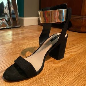 Black and gold heels🖤